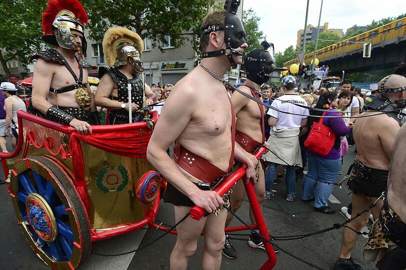 In schrillen Kostümen ziehen zum Christopher Street Day hunderttausende Menschen durch Berlin.