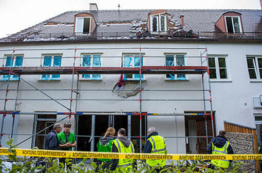 Polizisten und die Arbeiter der Gaswerke untersuchen am 09.07.2014 in Landsberg am Lech (Bayern) ein Wohnhaus, in dem es zuvor eine Gasexplosion gab