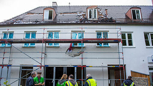Polizisten und die Arbeiter der Gaswerke untersuchen am 09.07.2014 in Landsberg am Lech (Bayern) ein Wohnhaus, in dem es zuvor eine Gasexplosion gab Polizisten und die Arbeiter der Gaswerke untersuchen am 09.07.2014 in Landsberg am Lech (Bayern) ein Wohnhaus, in dem es zuvor eine Gasexplosion gab