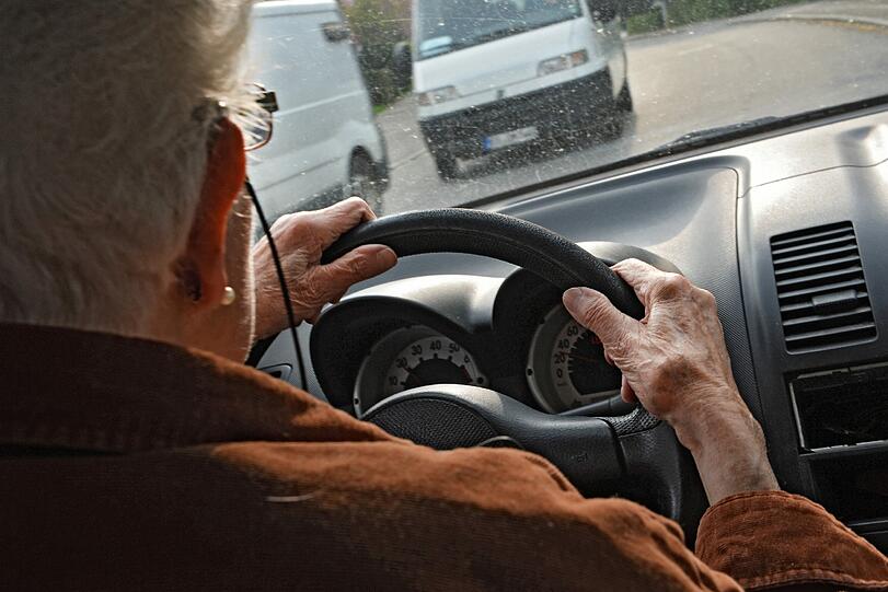 Eine 74-jährige Rentnerin hat einen Unfall verursacht. (Symbolbild)