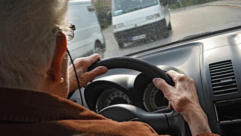 Eine 74-jährige Rentnerin hat einen Unfall verursacht. (Symbolbild) Eine 74-jährige Rentnerin hat einen Unfall verursacht. (Symbolbild)