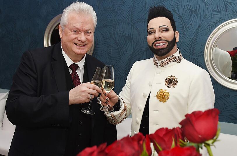 Der Stardesigner Harald Glööckler (r) und sein Ehemann Dieter Schroth stoßen in Berlin im Hotel Dormero bei ihrer Hochzeit an.