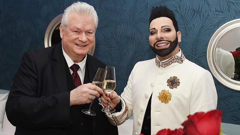 Der Stardesigner Harald Glööckler (r) und sein Ehemann Dieter Schroth stoßen in Berlin im Hotel Dormero bei ihrer Hochzeit an. Der Stardesigner Harald Glööckler (r) und sein Ehemann Dieter Schroth stoßen in Berlin im Hotel Dormero bei ihrer Hochzeit an.