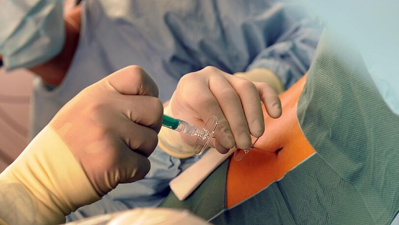 Nach Einschätzung der Techniker Krankenkasse werden in Deutschland viel zu viele Rückenoperationen vorgenommen. Nach Einschätzung der Techniker Krankenkasse werden in Deutschland viel zu viele Rückenoperationen vorgenommen.