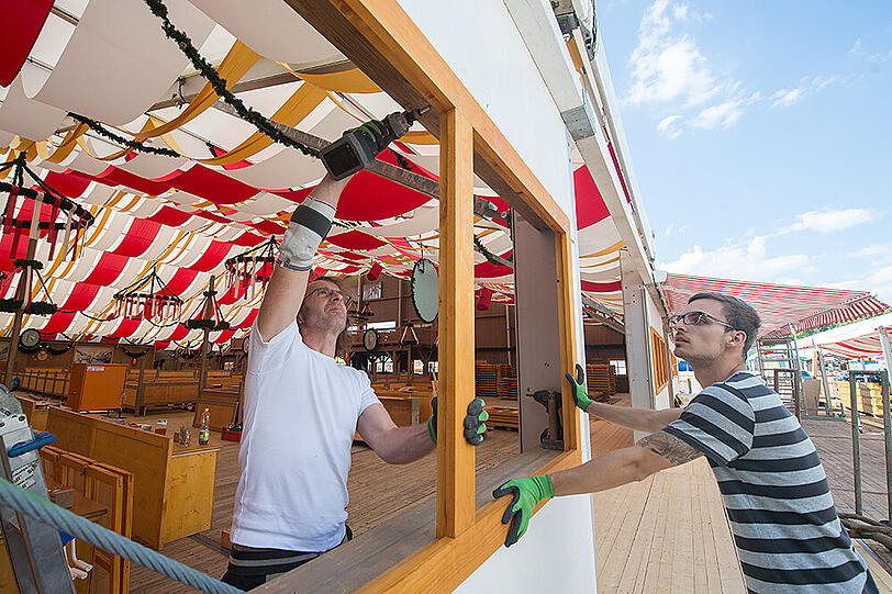 Wie schaut's aktuell aus in Straubing? Die Bilder vom Gäubodenfest-Aufbau.