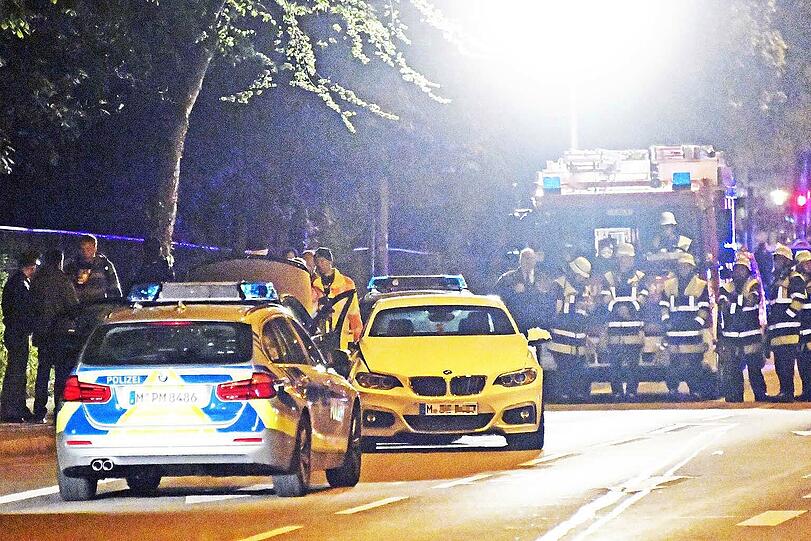 Wegen Übermüdung krachte der Fahrer eines BMW M2 in einen von der Polizei angehaltenen Mercedes und verletzte dabei zwei Beamte schwer.
