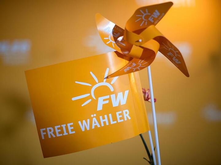 Eine Fahne mit der Aufschrift "Freie Wähler" bei der Wahlparty der Freien Wähler. Foto: Sina Schuldt/dpa/Archivbild