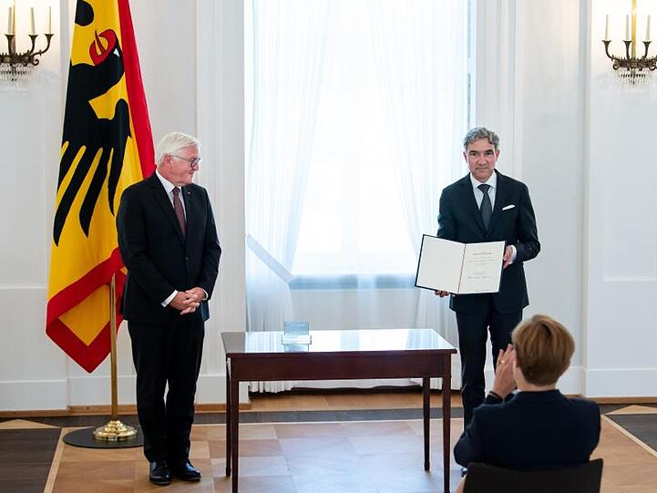 Stephan Harbarth (r) hat aus den Händen des Bundespräsidenten seine Ernennungsurkunde zum neuen Präsidenten des Bundesverfassungsgerichts erhalten.