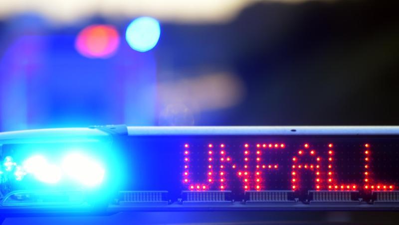 "Unfall" leuchtet auf einem Polizeiauto mit eingeschaltetem Blaulicht. Foto: picture alliance / Stefan Puchner/dpa/Symbolbild "Unfall" leuchtet auf einem Polizeiauto mit eingeschaltetem Blaulicht. Foto: picture alliance / Stefan Puchner/dpa/Symbolbild