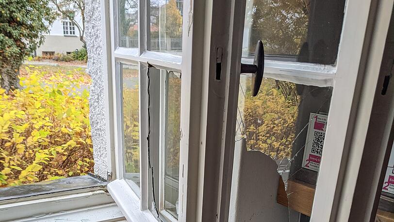Über ein eingeschlagenes Fenster kam der oder die Täter ins Innere.