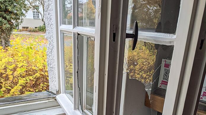 Über ein eingeschlagenes Fenster kam der oder die Täter ins Innere.