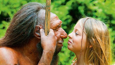 Begegnung mit der eigenen Geschichte: Im Neandertaler-Museum in Mettmann rückt eine junge Besucherin einer Neandertaler-Nachbildung auf die Pelle.