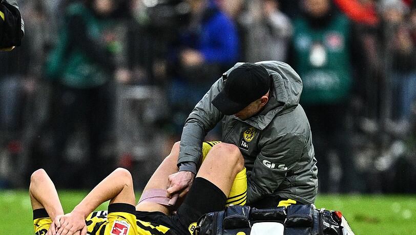 Dortmunds Nico Schlotterbeck wird behandelt.