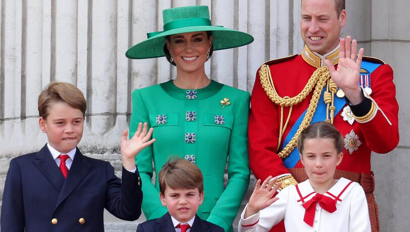 Prinzessin Kate hat mit Ehemann Prinz William drei gemeinsame Kinder: Prinz George, Prinzessin Charlotte und Prinz Louis Prinzessin Kate hat mit Ehemann Prinz William drei gemeinsame Kinder: Prinz George, Prinzessin Charlotte und Prinz Louis