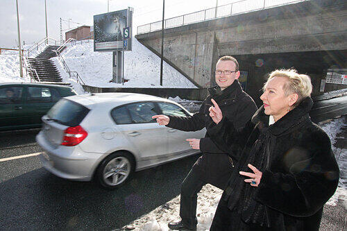 Zeigen die vielbefahrene Löwenberger Straße: Christine Grützner-Kanis und Peter Daniel Forster. Bahnkunden müssen demnächst hier unter Gefahren rüber.