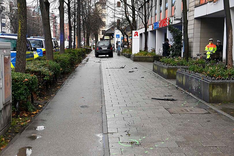 Der Mercedes Benz schleuderte etwa 40 Meter über den Geh- und Radweg. Zwei Fußgänger in der Nähe eines Drogeriemarktes konnten im letzten Moment zur Seite springen. Ein dritter Fußgänger hatte keine Chance. Der Mercedes Benz schleuderte etwa 40 Meter über den Geh- und Radweg. Zwei Fußgänger in der Nähe eines Drogeriemarktes konnten im letzten Moment zur Seite springen. Ein dritter Fußgänger hatte keine Chance.