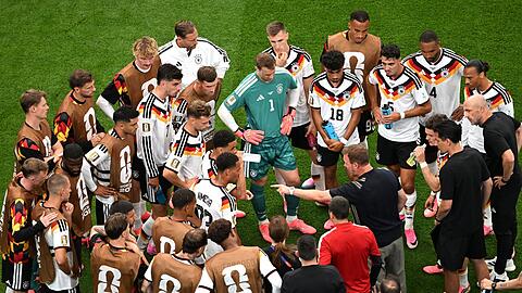 Bundestrainer Julian Nagelsmann (M/r) nutzte die Trinkpause, um taktische Dinge zu erkl&auml;ren. (Archiv)