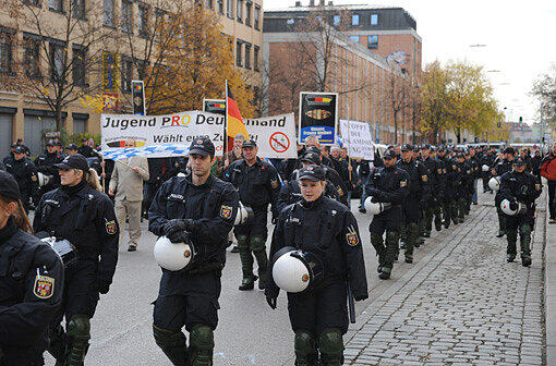 Etwa 20 Kundgebungsteilnehmer, über 1.000 Polizisten und insgesamt etwa 1.500 Gegendemonstranten: Das ist die Bilanz vom Münchner Demo-Samstag.