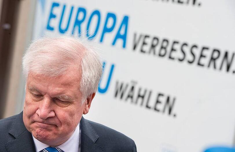 Er ist blass im Gesicht, sieht abgekämpft aus: Verlieren kann Horst Seehofer nicht gut.