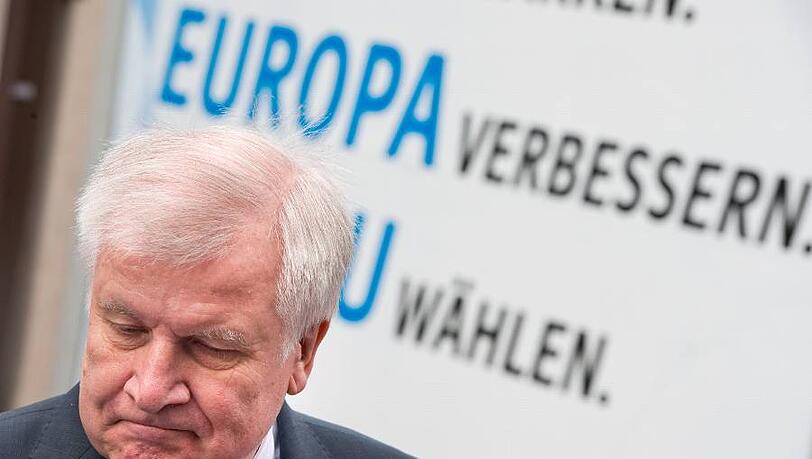 Er ist blass im Gesicht, sieht abgekämpft aus: Verlieren kann Horst Seehofer nicht gut. Er ist blass im Gesicht, sieht abgekämpft aus: Verlieren kann Horst Seehofer nicht gut.