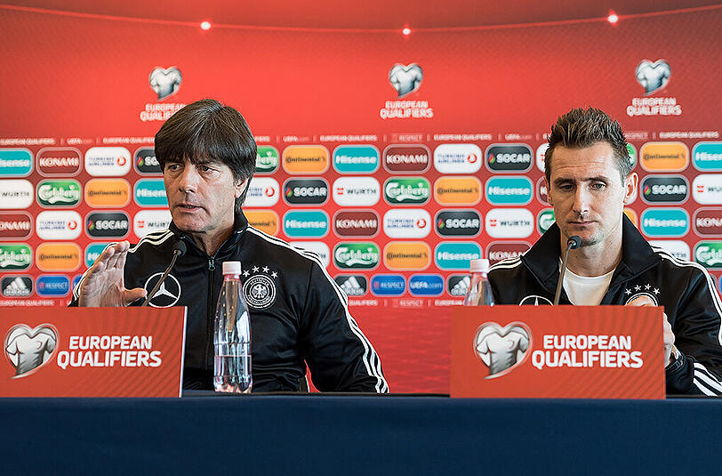 Joachim Löw stellte sich gemeinsam mit Miroslav Klose (r.) der Presse.