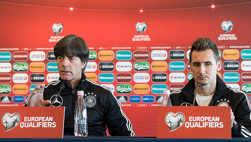 Joachim Löw stellte sich gemeinsam mit Miroslav Klose (r.) der Presse. Joachim Löw stellte sich gemeinsam mit Miroslav Klose (r.) der Presse.