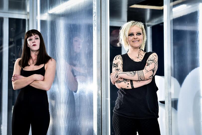 Magdalena Wiedenhofer (links) und Pola Jane O?Mara in "Baumeister Solness"
