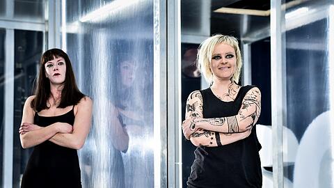 Magdalena Wiedenhofer (links) und Pola Jane O?Mara in "Baumeister Solness"