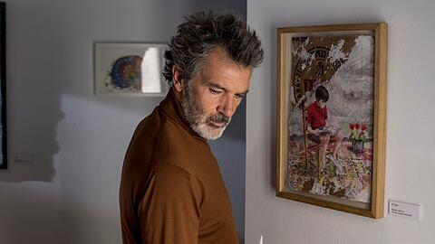 Alternd kommt dem ausgebrannten Regisseur (Antonio Banderas) die Vergangenheit wieder näher und bringt neue Neugierde auf das Leben.