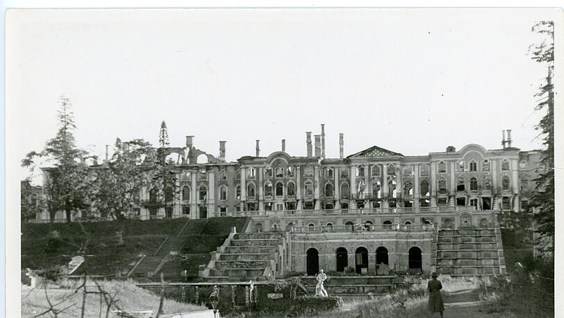 Das zerstörte Schloss Peterhof nach der Belagerung von St. Petersburg durch die Deutsche Wehrmacht. Das zerstörte Schloss Peterhof nach der Belagerung von St. Petersburg durch die Deutsche Wehrmacht.