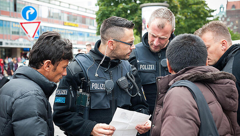 Flüchtlinge und Wiesn-Besucher treffen in München aufeinander, Bilder vom Hauptbahnhof am ersten Tag des Oktoberfests. Flüchtlinge und Wiesn-Besucher treffen in München aufeinander, Bilder vom Hauptbahnhof am ersten Tag des Oktoberfests.