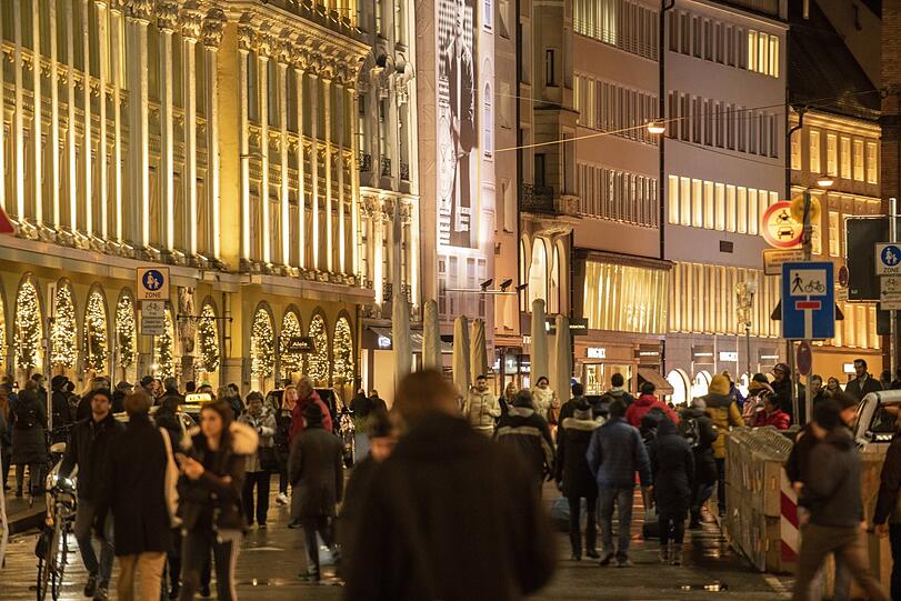 Der Weihnachtseinkauf mit Christkindlmarktbesuch lockt so viele Kunden wie lange nicht mehr in die Innenstadt.