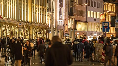 Der Weihnachtseinkauf mit Christkindlmarktbesuch lockt so viele Kunden wie lange nicht mehr in die Innenstadt.