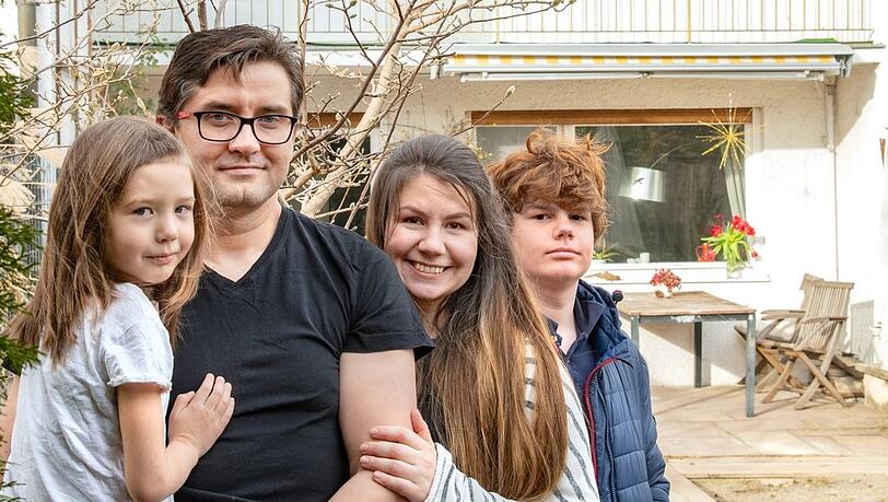 Vereint: Anastasiia (4), Anton (37), Juliya (36) und Andrej (13) vor ihrem selbst gemieteten Reihenhaus in Zell-Ebenhausen.