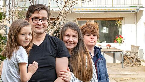 Vereint: Anastasiia (4), Anton (37), Juliya (36) und Andrej (13) vor ihrem selbst gemieteten Reihenhaus in Zell-Ebenhausen.