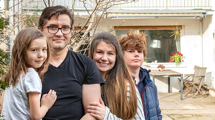 Vereint: Anastasiia (4), Anton (37), Juliya (36) und Andrej (13) vor ihrem selbst gemieteten Reihenhaus in Zell-Ebenhausen.