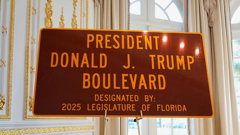 "President Donald J. Trump Boulevard" - die Stra&szlig;e, die zu Trumps Privatclub f&uuml;hrt, tr&auml;gt jetzt seinen Namen.