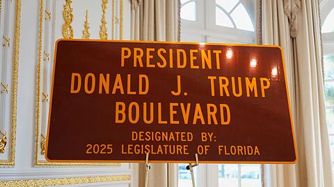 "President Donald J. Trump Boulevard" - die Stra&szlig;e, die zu Trumps Privatclub f&uuml;hrt, tr&auml;gt jetzt seinen Namen.
