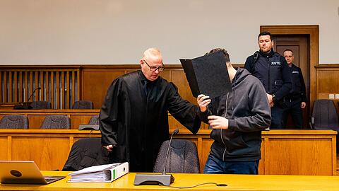 Der Prozess hat mit der Anklage und der Einlassung des Angeklagten begonnen.