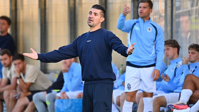 Seit drei Pflichtspielen sind die Löwen ohne eigenes Tor aus dem Spiel heraus – das soll und muss sich in den Augen von Trainer Kayabunar (vorne) und Stürmer Niederlechner ändern. Seit drei Pflichtspielen sind die Löwen ohne eigenes Tor aus dem Spiel heraus – das soll und muss sich in den Augen von Trainer Kayabunar (vorne) und Stürmer Niederlechner ändern.
