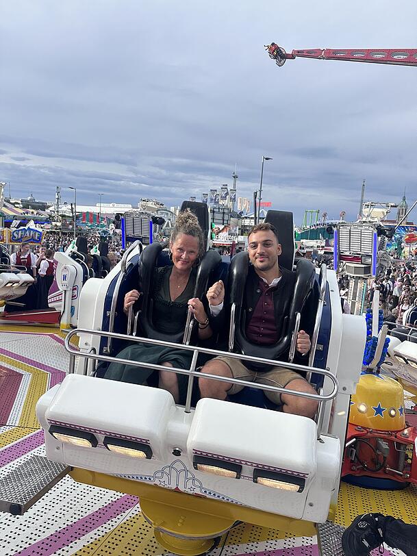 Die AZ-Wiesn-Reporter Ruth Frömmer und Niclas Vaccalluzzo beim Testen des neuen "Shake & Roll" auf der Wiesn. Die AZ-Wiesn-Reporter Ruth Frömmer und Niclas Vaccalluzzo beim Testen des neuen "Shake & Roll" auf der Wiesn.