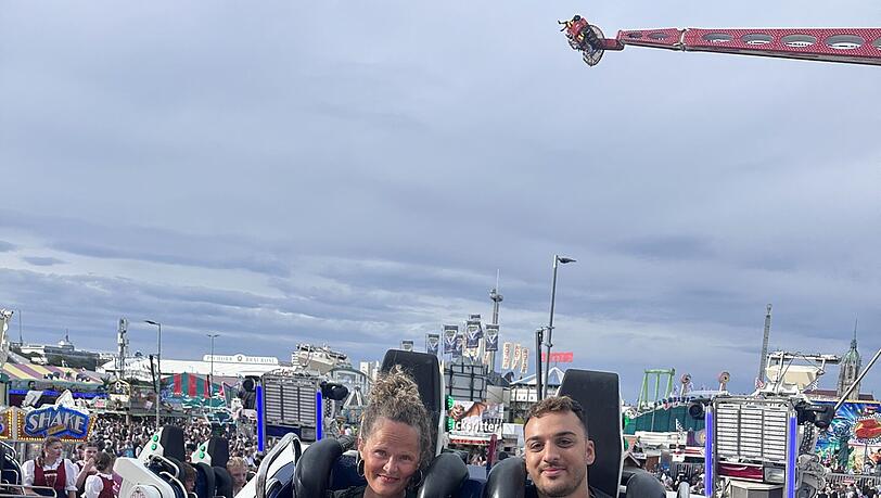Die AZ-Wiesn-Reporter Ruth Frömmer und Niclas Vaccalluzzo beim Testen des neuen "Shake & Roll" auf der Wiesn. Die AZ-Wiesn-Reporter Ruth Frömmer und Niclas Vaccalluzzo beim Testen des neuen "Shake & Roll" auf der Wiesn.