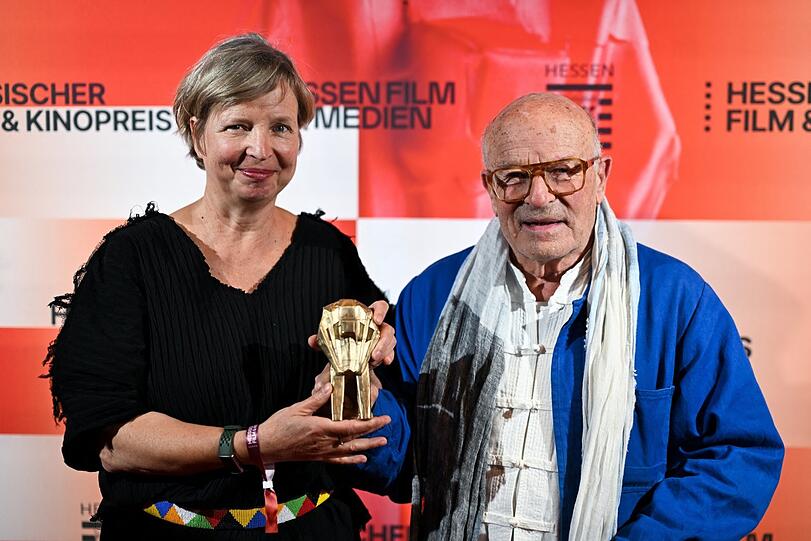 Jenny Erpenbeck (li.) mit Volker Schlöndorff bei der Verleihung des Hessischen Kino und Fernsehpreises im Deutschen Filminstitut & Filmmuseum Frankfurt. Jenny Erpenbeck (li.) mit Volker Schlöndorff bei der Verleihung des Hessischen Kino und Fernsehpreises im Deutschen Filminstitut & Filmmuseum Frankfurt.