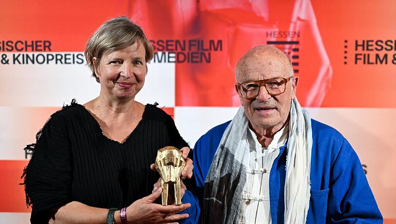 Jenny Erpenbeck (li.) mit Volker Schlöndorff bei der Verleihung des Hessischen Kino und Fernsehpreises im Deutschen Filminstitut & Filmmuseum Frankfurt. Jenny Erpenbeck (li.) mit Volker Schlöndorff bei der Verleihung des Hessischen Kino und Fernsehpreises im Deutschen Filminstitut & Filmmuseum Frankfurt.