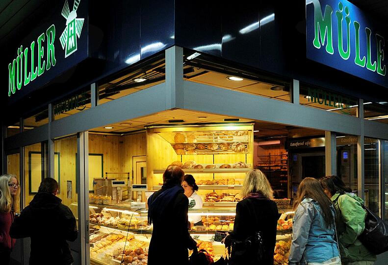 Das Mehl sei schon bestellt, die Lieferanten stünden Gewehr bei Fuß. Aber bei dem erhofften Neustart müsse Müller-Brot auch &bdquo;abwarten, wie die Verbraucher reagieren &ndash; wie lange es dauert, bis wir das Vertrauen wieder zurückgewinnen&ldquo;, erklärte der Insolvenzverwalter. Der Lebensmittel-Einzelhandel habe zwar prinzipiell Interesse an einer neuen Zusammenarbeit signalisiert, aber in den nächsten Wochen sei das &bdquo;noch kein Thema&ldquo;.