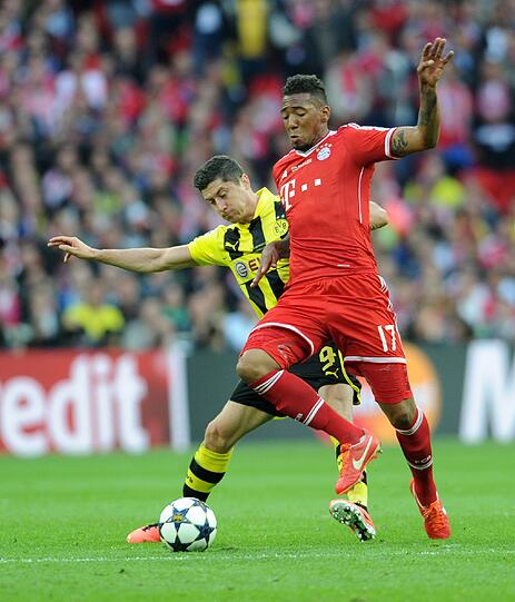 JÉRÔME BOATENG: Note 3. Spielte erst so, als wär&rsquo;s Wedding gegen Charlottenburg in der Kreisklasse &ndash; dösig. Ließ sich von Lewandowski zweimal lang machen, dann biss er sich rein. Das Echo: Ein Tritt auf Boatengs Knöchel &ndash; unschön. Schwache Passquote.