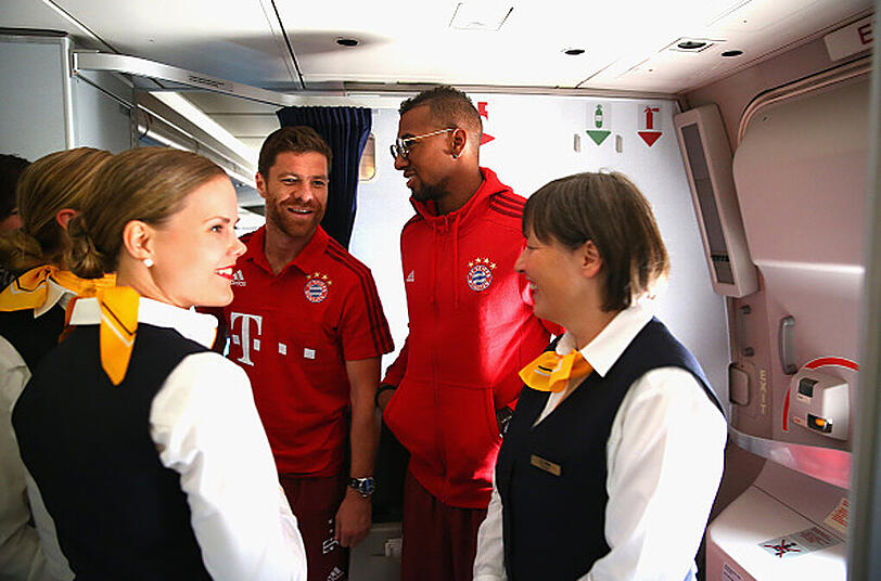 Ein kleiner Plausch während des langen Wartens: die Bayern-Spieler Xabi Alonso und Jerome Boateng im Gespräch mit Flugbegleiterinnen.