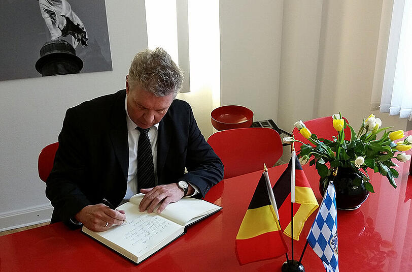 OB Dieter Reiter trug sich am Donnerstag ins Kondolenzbuch des belgischen Honorarkonsulats ein.