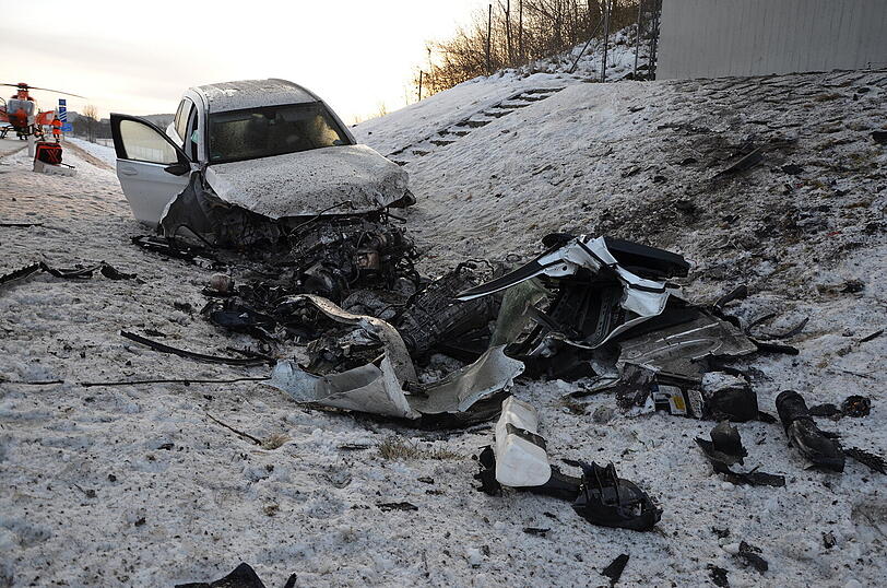 Völlig demoliert blieb der Wagen auf der Autobahn liegen.