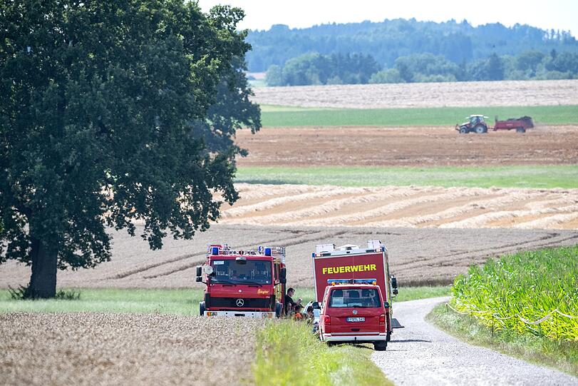 Beim Absturz eines Kleinflugzeugs in Jesenwang ist der Pilot ums Leben gekommen. Die Einsatzkräfte sind vor Ort.